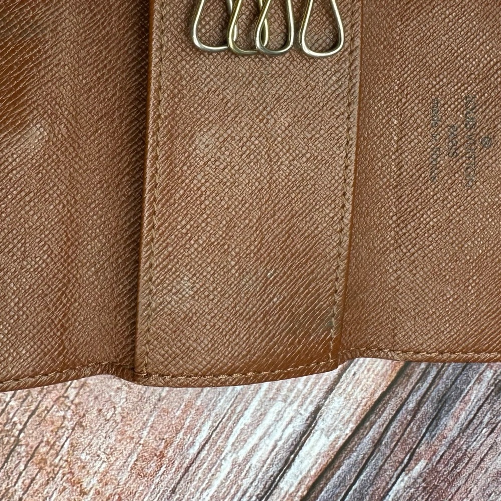LOUIS VUITTON | Monogram Leather 4 Ring Key Holder - Picture 9 of 13